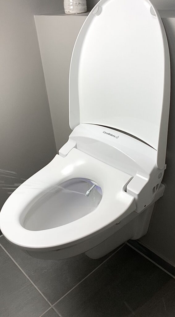 Jasmin Care toiletsæde installeret på badeværelset